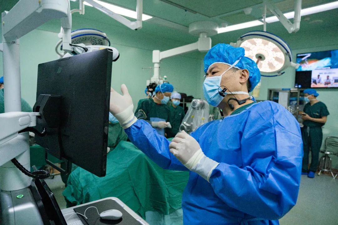 淮海经济区首例“5G+骨科手术机器人”远程骨科手术在徐矿总医院成功实施